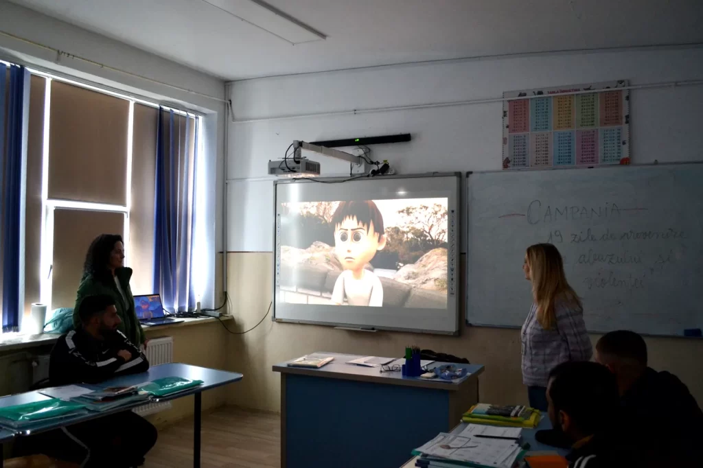 Elevi și cadre didactice participând la o activitate despre prevenirea abuzului și violenței în cadrul Campaniei 19 Zile, ediția a XIII-a Partener Centrul de Detenție Craiova