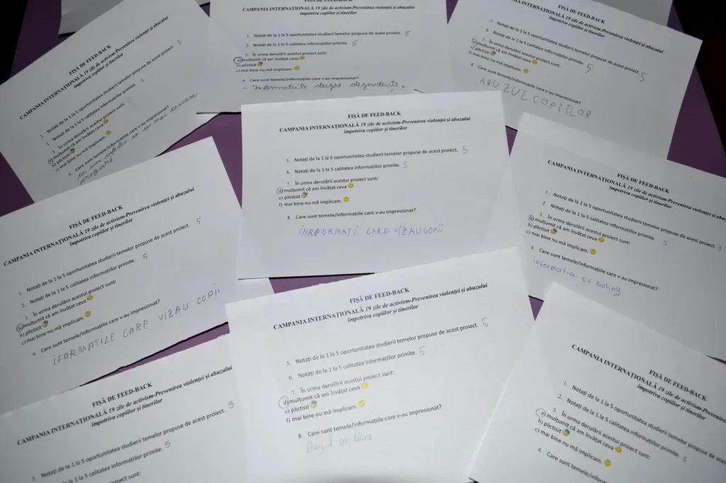 Elevi și cadre didactice participând la o activitate despre prevenirea abuzului și violenței în cadrul Campaniei 19 Zile, ediția a XIII-a Partener Centrul de Detenție Craiova